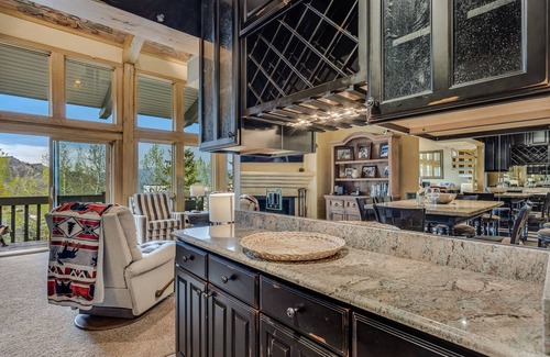 Snowmass Village Condo | 🏔️Ski-In, Ski-Out~Hot Tub~Top Floor~Interlude 302🏔️