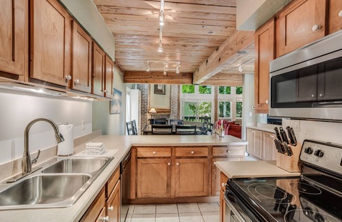 Snowmass Village Condo | 🏔️Ski-In, Ski-Out~Hot Tub~Top Floor~Interlude 307🏔️
