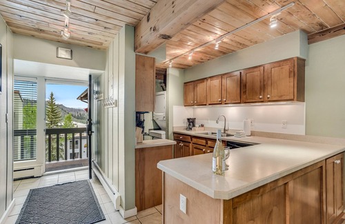 Snowmass Village Condo | 🏔️Ski-In, Ski-Out~Hot Tub~Top Floor~Interlude 307🏔️
