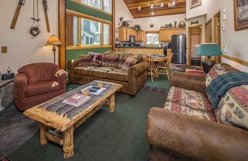Big Horn House | Ski in/Ski out, views of Lake Levinsky, wood burning fireplace - Big Horn Ski Escape!