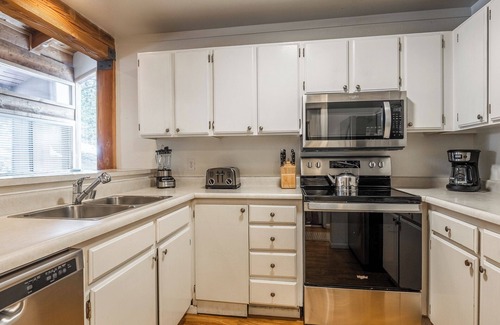 Mammoth Lakes Condo | Ski-In Ski-Out, Walk to Canyon Lodge & Gondola 579
