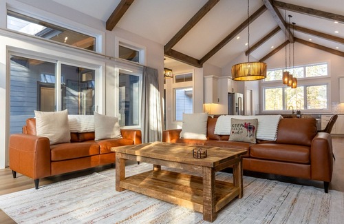 East Kootenay Ski Chalet | Ski In to your Hot Tub and Sauna. Luxurious
