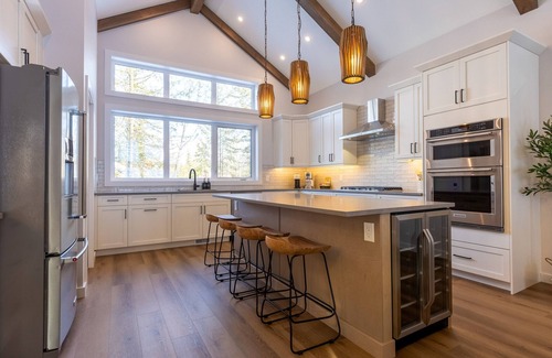 East Kootenay Ski Chalet | Ski In to your Hot Tub and Sauna. Luxurious