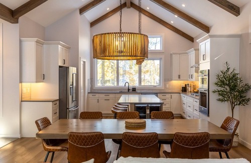 East Kootenay Ski Chalet | Ski In to your Hot Tub and Sauna. Luxurious