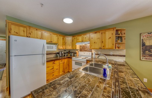 East Kootenay House | Ski-in Townhome - Private Hot Tub - Fernie Resort