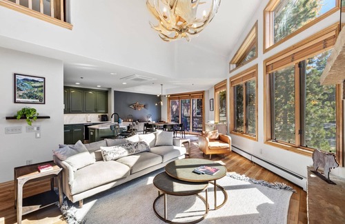 Steamboat Springs House | Ski-In/Walk-Out Large TH w/HotTub/Access+Shuttle to Town-Garage-Steps to Gondi/Base+Fireplace-Grill