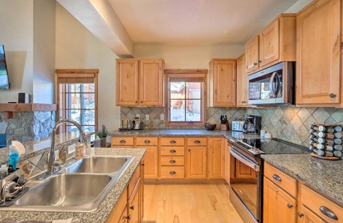 Tamarack Resort House | Ski-InandSki-Out Donnelly Townhome with Hot Tub!