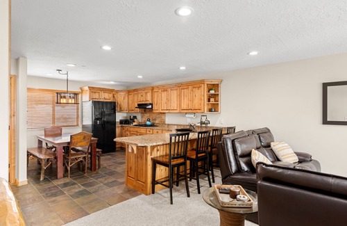 Eden Condo | Ski & Lake Family Mountain Condo Getaway! Steps to hot tub, pool & game room