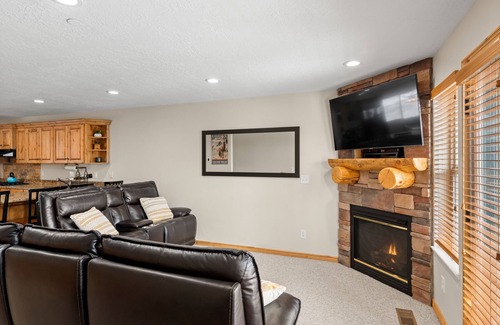 Eden Condo | Ski & Lake Family Mountain Condo Getaway! Steps to hot tub, pool & game room