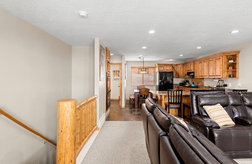 Eden Condo | Ski & Lake Family Mountain Condo Getaway! Steps to hot tub, pool & game room