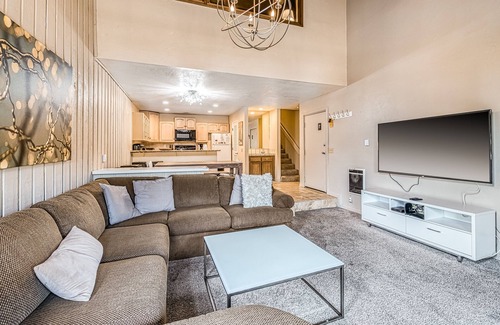 Mammoth Lakes Condo | Ski & mountain-view condo with pool & hot tub - near ski slopes