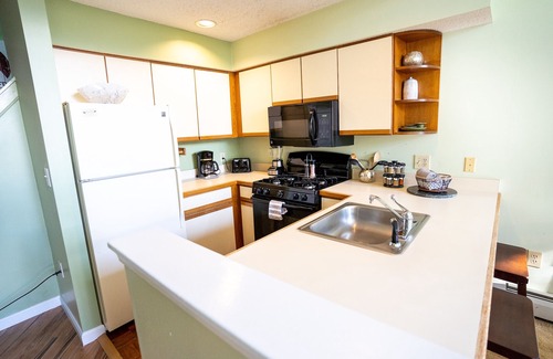 Ludlow Condo | SKI-ON/SKI-OFF Okemo On Mountain Spacious Getaway ⛷ hot tubs, pool, fireplace