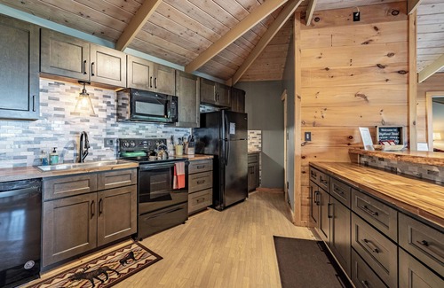 Beech Mountain House | Ski Season availability! Short walk to Beech Mountain Resort and lifts!