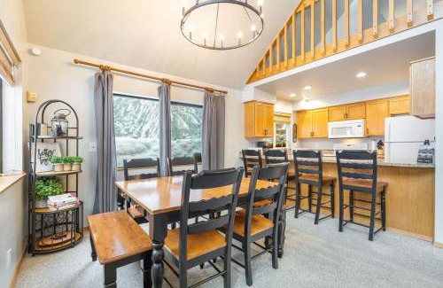 Snoqualmie Pass House | Ski & Snowboard Games Hiking Trails