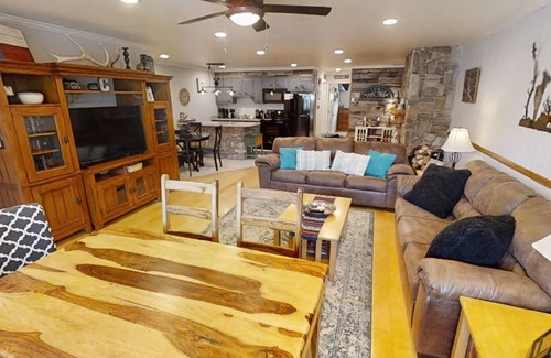 Red River Condo | Ski View 11 -In Town - On Main Street - End Unit - WiFi - Cable -Xbox 360 - Wood