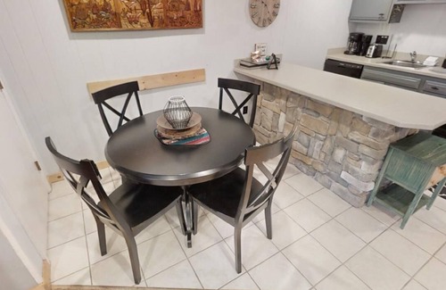 Red River Condo | Ski View 11 -In Town - On Main Street - End Unit - WiFi - Cable -Xbox 360 - Wood