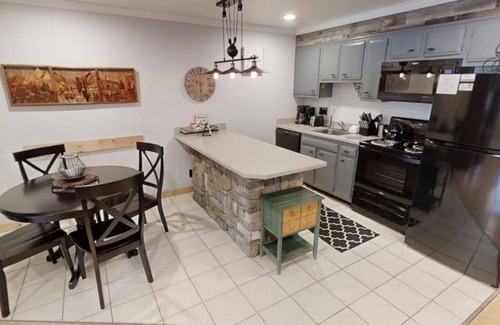 Red River Condo | Ski View 11 -In Town - On Main Street - End Unit - WiFi - Cable -Xbox 360 - Wood
