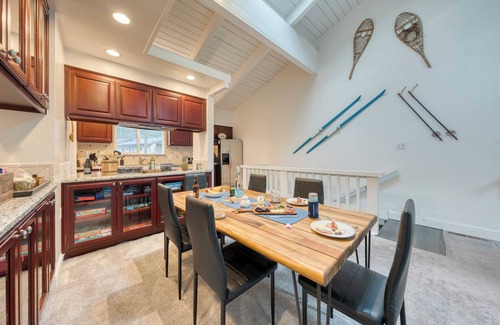 Incline Village Cottage | Ski Way by Avantstay Cozy Tahoe Home w/Fireplace & Balcony