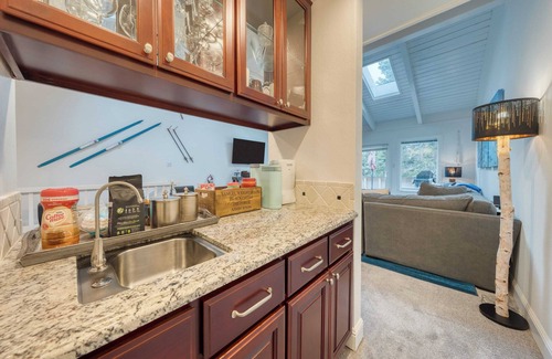Incline Village Cottage | Ski Way by Avantstay Cozy Tahoe Home w/Fireplace & Balcony