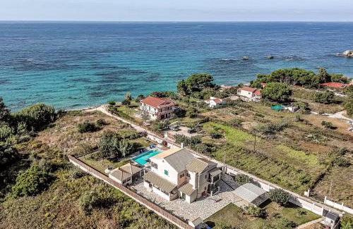 Agios Matthaios House | Skidi Beach house