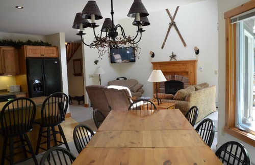North Troy House | Skiers and Golfers Paradise - Ski In/Ski Out with private hot tub and steam room