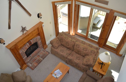 North Troy House | Skiers and Golfers Paradise - Ski In/Ski Out with private hot tub and steam room