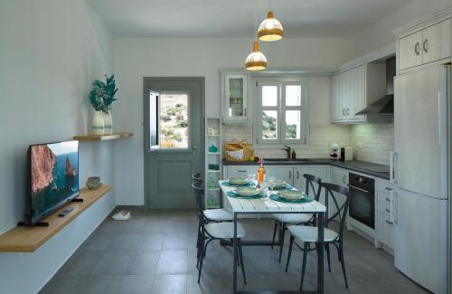 Psathi House | Skinos House Kimolos at Chorio with view