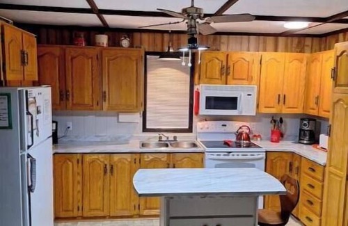Point Leamington Cottage | Skipper's View Cottage by the Sea - Pet Friendly!