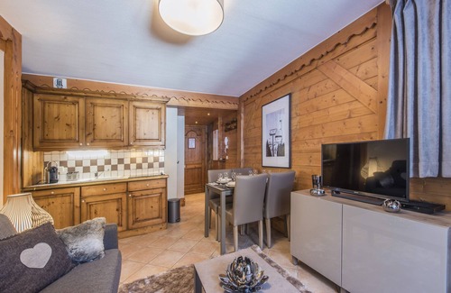 Meribel Village Apartment | SKIS ON FOOT WITH POOL - CHARMING APARTMENT - 4 people