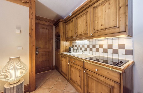 Meribel Village Apartment | SKIS ON FOOT WITH POOL - CHARMING APARTMENT - 4 people