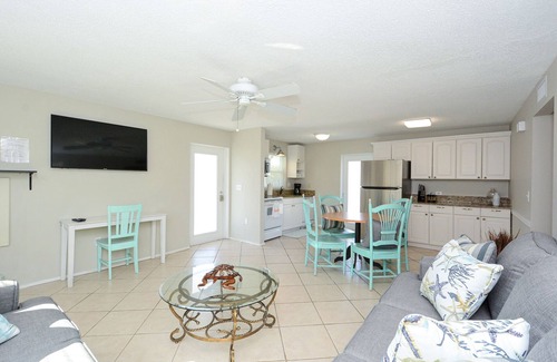 Siesta Key Village House | SKV 315 - Pool, Walk to Village, Beach, Restaurants, Bars, Shops!