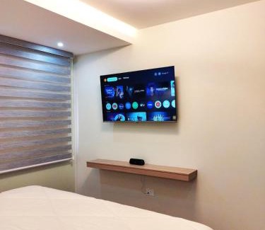 Quito Apartment | Sky Amplia suite con Jacuzzi privado y cine en casa a 3 min de la Embajada