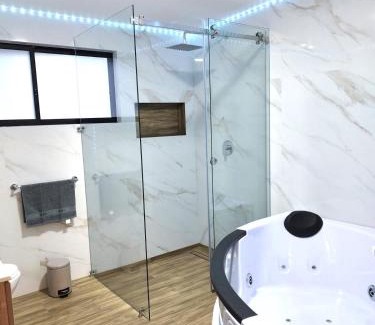 Quito Apartment | Sky Amplia suite con Jacuzzi privado y cine en casa a 3 min de la Embajada