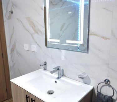 Quito Apartment | Sky Amplia suite con Jacuzzi privado y cine en casa a 3 min de la Embajada