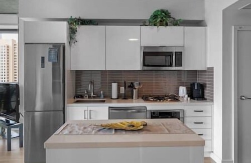 Connaught Apartment | "Sky Cabin" | UG Parking | AC | Mins to Saddledome