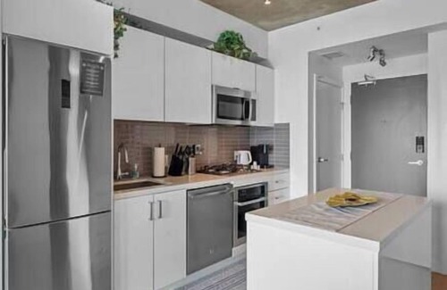 Connaught Apartment | "Sky Cabin" | UG Parking | AC | Mins to Saddledome