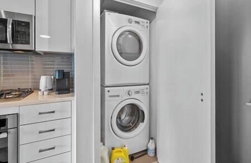 Connaught Apartment | "Sky Cabin" | UG Parking | AC | Mins to Saddledome