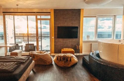 Klaipeda Apartment | sky FLAT jacuzzi sauna 27 FLOOR