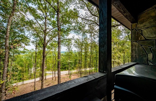 Broken Bow Cabin | SKY HIGH, Private Retreat Overlooking Ouachita Nat'l Forest- Sleeps 10