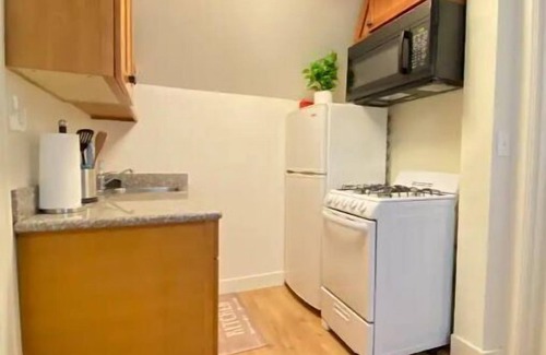 Homestead Apartment | Sky in Portland Studio-Apartment across from OHSU