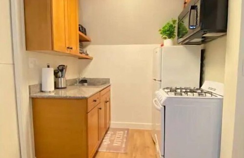 Homestead Apartment | Sky in Portland Studio-Apartment across from OHSU