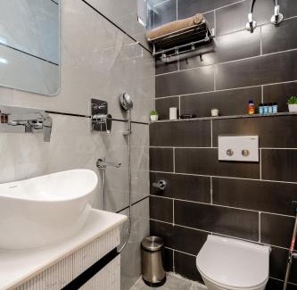 South West House | Sky Nest, Room in Terrace