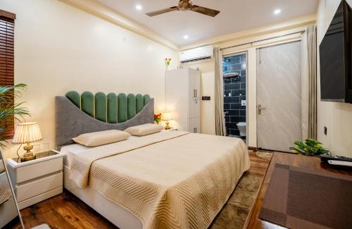 South West House | Sky Nest, Room in Terrace
