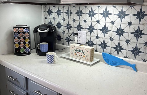 Old Lyme Cottage | Sky of Blue, Sea of Green - family and pet friendly - walking dist from Beach!