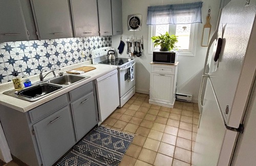Old Lyme Cottage | Sky of Blue, Sea of Green - family and pet friendly - walking dist from Beach!