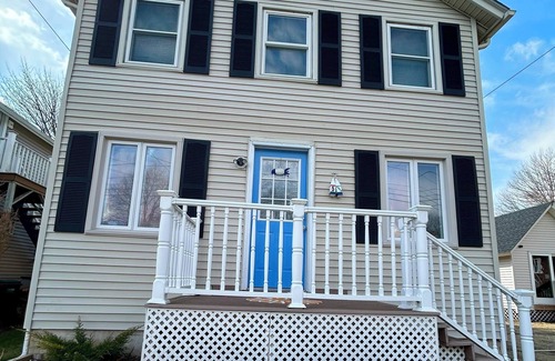 Old Lyme Cottage | Sky of Blue, Sea of Green - family and pet friendly - walking dist from Beach!