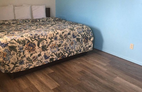 El Dorado House | Sky-Palace Inn and Suites El Dorado - 1 King Bed NS
