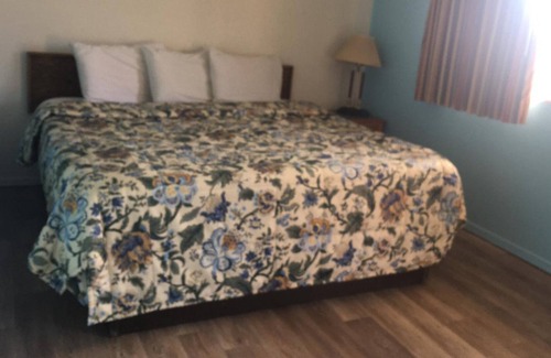 El Dorado House | Sky-Palace Inn and Suites El Dorado - 1 King Bed NS