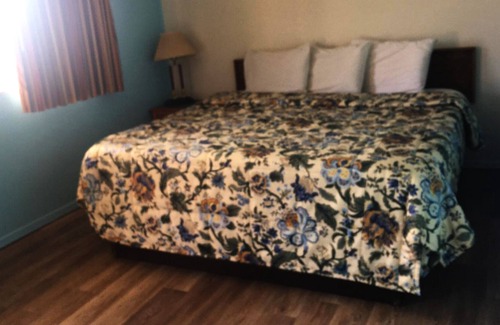 El Dorado House | Sky-Palace Inn and Suites El Dorado - 1 King Bed NS