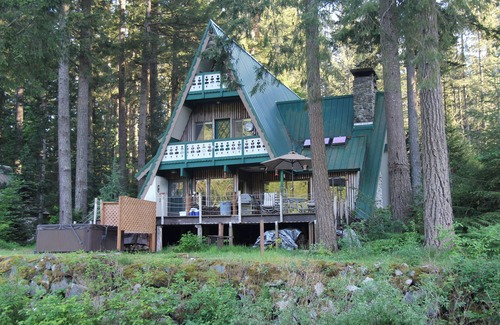 Skykomish Ski Chalet | SKY RIVER CHALET- ON THE RIVER WITH A VIEW OF THE MOUNTAINS & NEARBY HIKING